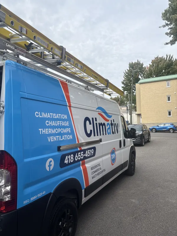 Camion de service Climativ avec échelles sur le toit